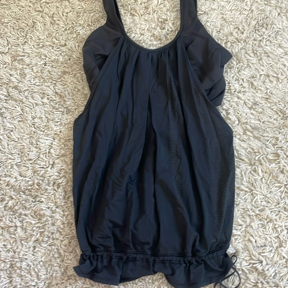 Lululemon flowy workout top with built in bra and elastic waistband